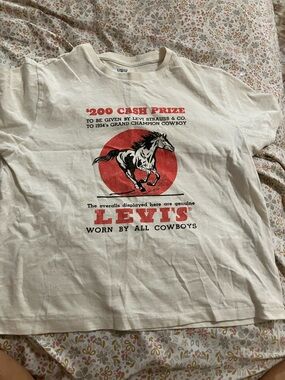 Levi's Cream Short-Sleeve Graphic Tee with Red Horse Emblem